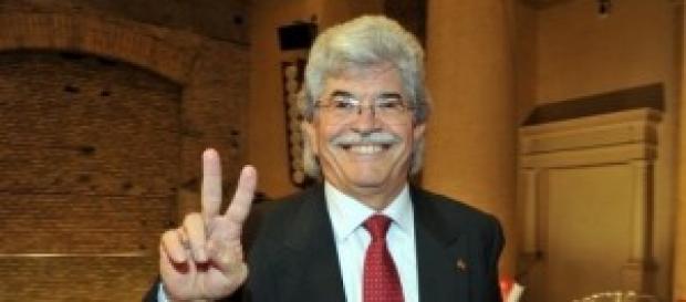 Il senatore Razzi all'Isola dei Famosi? Il senatore Razzi all'Isola dei Famosi?