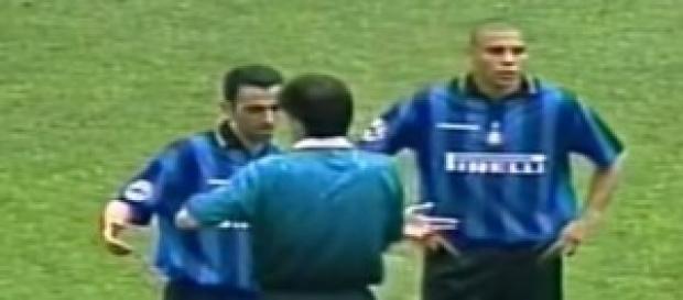 Juve-Inter 1997/98: Ronaldo, Iuliano, Ceccarini Juve-Inter 1997/98: Ronaldo, Iuliano, Ceccarini