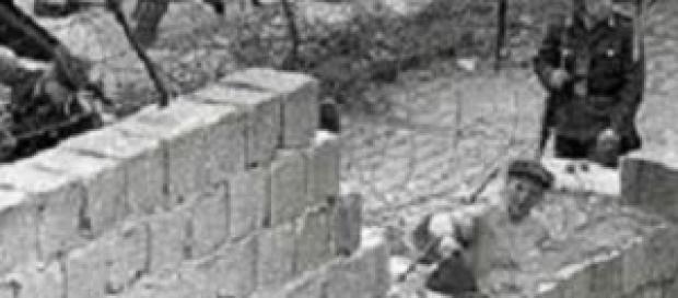 Costruzione Muro di Berlino Est ed Ovest nel 1961 Costruzione Muro di Berlino Est ed Ovest nel 1961