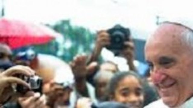 Papa Francesco in mezzo alla folla