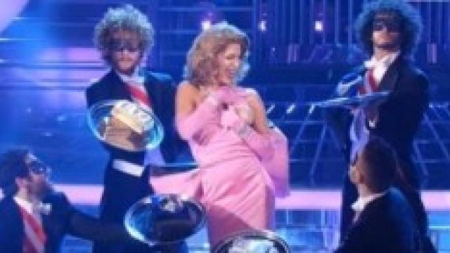 Tale e quale, fuori di seno Veronica Maya in video