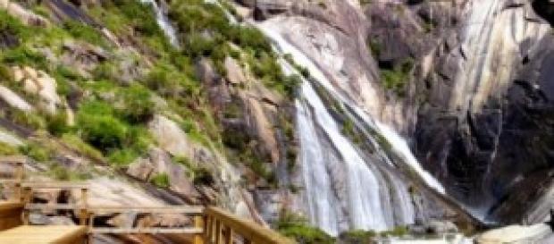 el río acaba en cascada al mar. el río acaba en cascada al mar.
