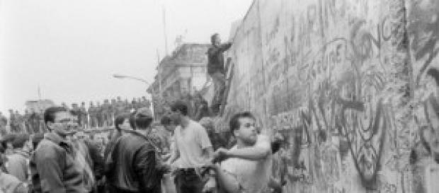 Un berlinés derribando parte del Muro Un berlinés derribando parte del Muro
