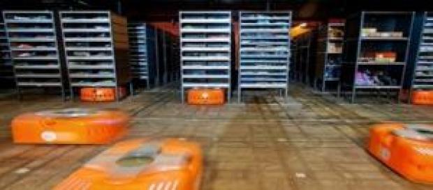 Amazon y sus robots en un día de máximo trabajo Amazon y sus robots en un día de máximo trabajo