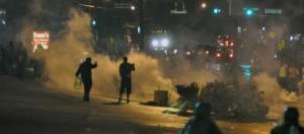 Des émeutiers affrontent la police à Ferguson. Des émeutiers affrontent la police à Ferguson.