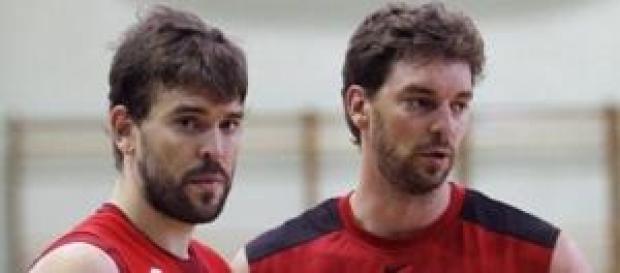Marc y Pau durante un entrenamiento con España Marc y Pau durante un entrenamiento con España