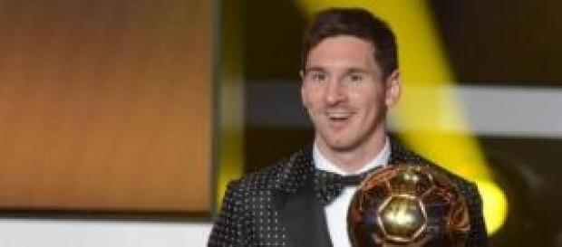 Messi posando con uno de sus balones de otro. Messi posando con uno de sus balones de otro.