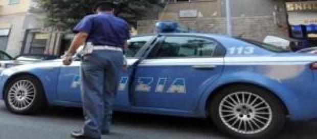 Napoli, poliziotto salva la vita a una bimba Napoli, poliziotto salva la vita a una bimba