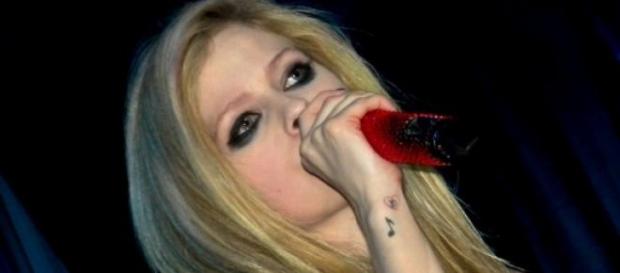 Avril Lavigne ha problemi di salute Avril Lavigne ha problemi di salute