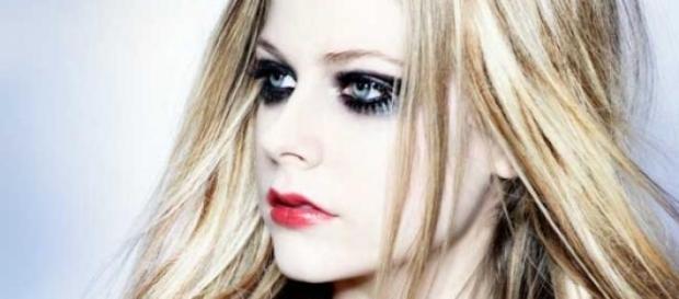 Avril Lavigne pide que que recen por su salud. Avril Lavigne pide que que recen por su salud.
