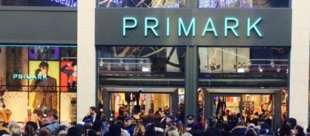 La cohue devant le nouveau magasin Primark. La cohue devant le nouveau magasin Primark.