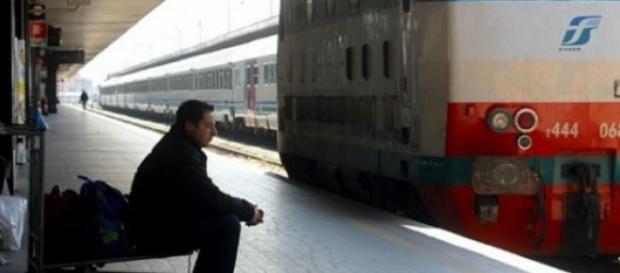 Un pendolare in attesa del treno Un pendolare in attesa del treno