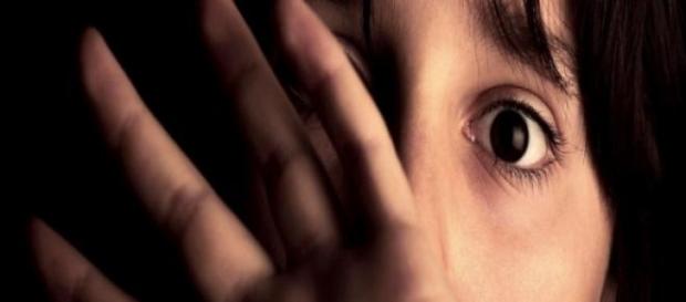 Violentata e messa incinta dal padre Violentata e messa incinta dal padre