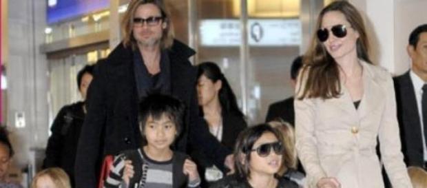 Angelina y Brad con sus seis hijos. Angelina y Brad con sus seis hijos.