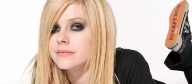 Avril Lavigne, mensaje choc a los fans. Avril Lavigne, mensaje choc a los fans.