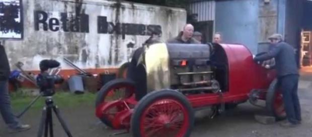 El auto fué reconstruido pieza a pieza El auto fué reconstruido pieza a pieza