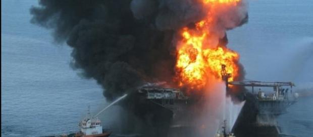 Labores de extinción en la Deepwater Horizon Labores de extinción en la Deepwater Horizon