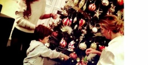Claudia Galanti fa l'albero di Natale con Liam.