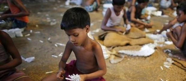 Bambini schiavi lavoratori di sigarette Bambini schiavi lavoratori di sigarette