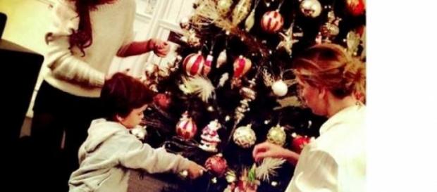 Claudia Galanti fa l'albero di Natale con Liam. Claudia Galanti fa l'albero di Natale con Liam.