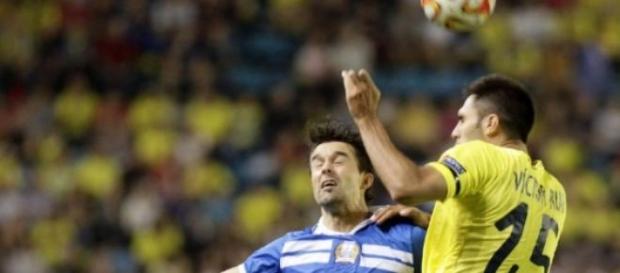 Victor Ruiz pelea un balón Victor Ruiz pelea un balón