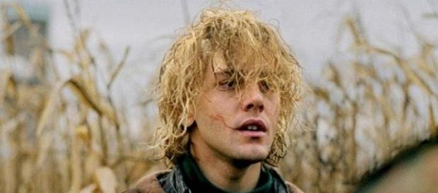 Xavier Dolan interprète le rôle de Tom Xavier Dolan interprète le rôle de Tom