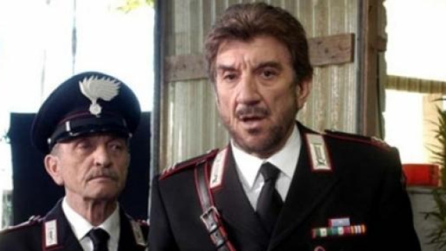 Il brigadiere Cacciapuoti dietro Maresciallo Rocca