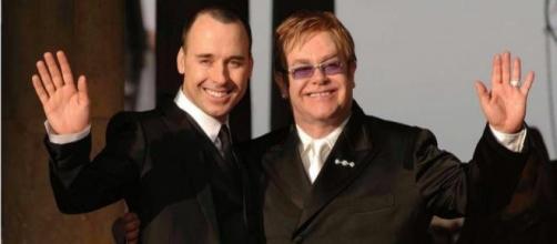 Elton John con il suo compagno David