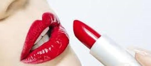 Ecco come indossare il rossetto rosso.