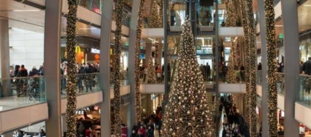 O fenómeno das compras de Natal. O fenómeno das compras de Natal.