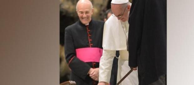 Papa Francisco, acariciando un perro Papa Francisco, acariciando un perro