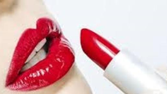Ecco come indossare il rossetto rosso.