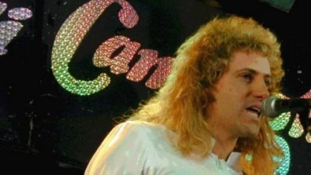 Nella foto: Nick Luciani durante un'esibizione