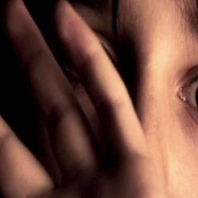 Violentata da padre ritrovato tramite Facebook