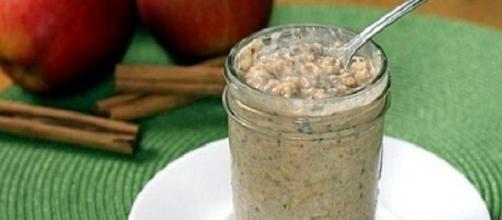 Lazy oat porridge with apple and cinnamon