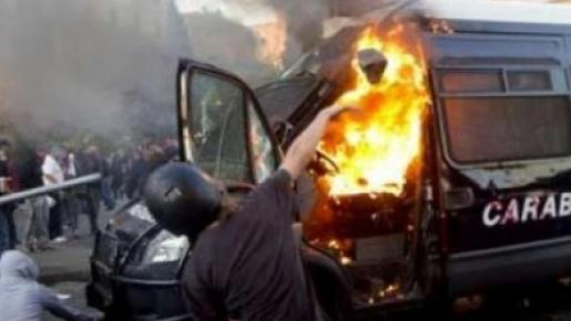 Automezzi di carabinieri bruciati a Roma