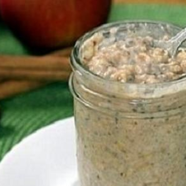 Lazy oat porridge with apple and cinnamon