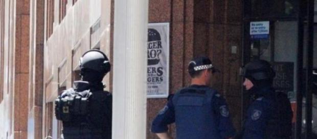 Forças especiais terminam crise em Sidney. Forças especiais terminam crise em Sidney.