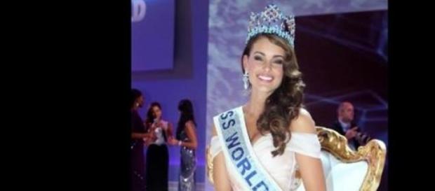 La bella Miss Mundo posa sonriente La bella Miss Mundo posa sonriente