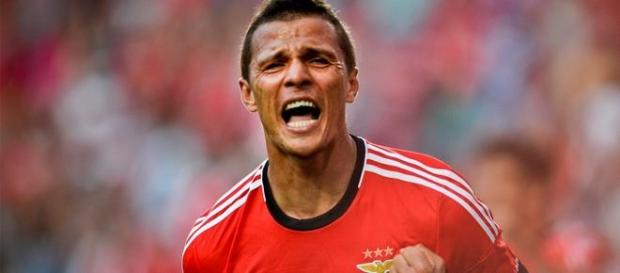 Lima festeja o primeiro golo no Dragão. Lima festeja o primeiro golo no Dragão.