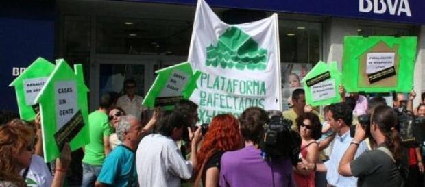 Protestas frente a los bancos, casas sin gente Protestas frente a los bancos, casas sin gente