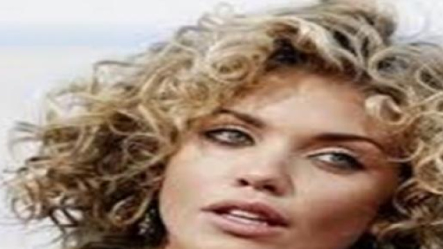 Capelli ricci perfetti e definiti.