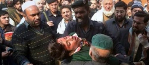 Una vittima dell'assalto dei talebani a Peshawar