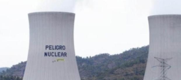 Acción pacífica contra la central nuclear Acción pacífica contra la central nuclear