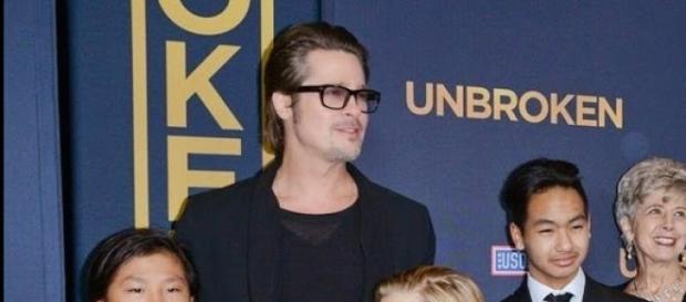 Brad Pitt junto a sus hijos y sus padres. Brad Pitt junto a sus hijos y sus padres.