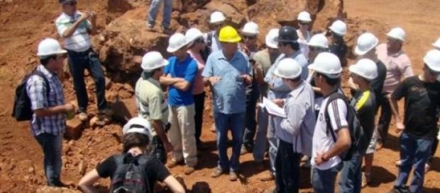 Engenheiro trabalha na extração de minérios Engenheiro trabalha na extração de minérios