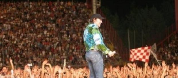 Il mitico Vasco Rossi in uno dei suoi concerti Il mitico Vasco Rossi in uno dei suoi concerti