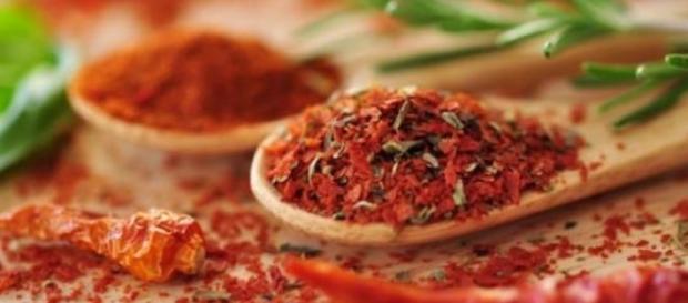 Il peperoncino in tavola, nei piatti degli uomini Il peperoncino in tavola, nei piatti degli uomini