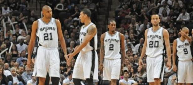 Image des Spurs sur le parquet de l'AT&T Center Image des Spurs sur le parquet de l'AT&T Center