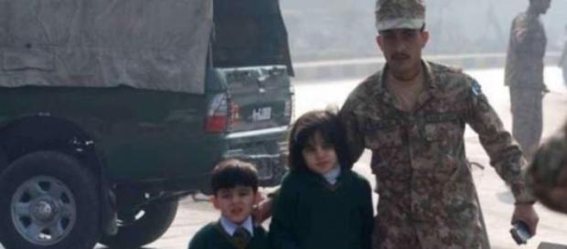 Pakistan, terroristi uccidono bambini a scuola Pakistan, terroristi uccidono bambini a scuola